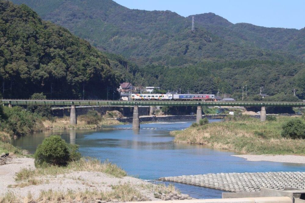 大洲城から予讃線を望む