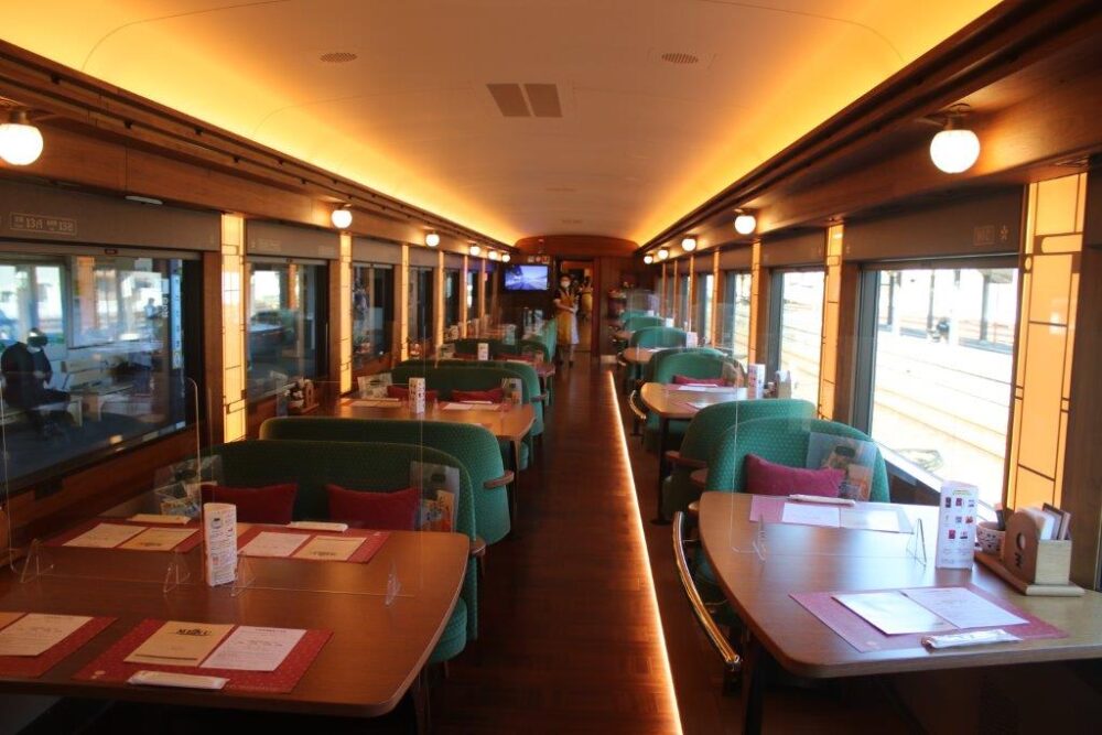 伊予灘ものがたり号車内