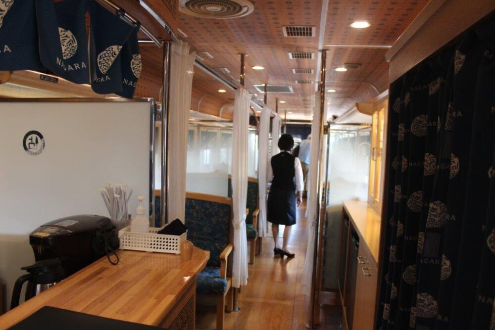 ながら鮎号車内