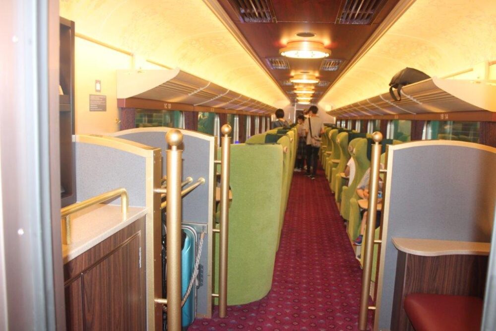 観光列車あをによし号車内