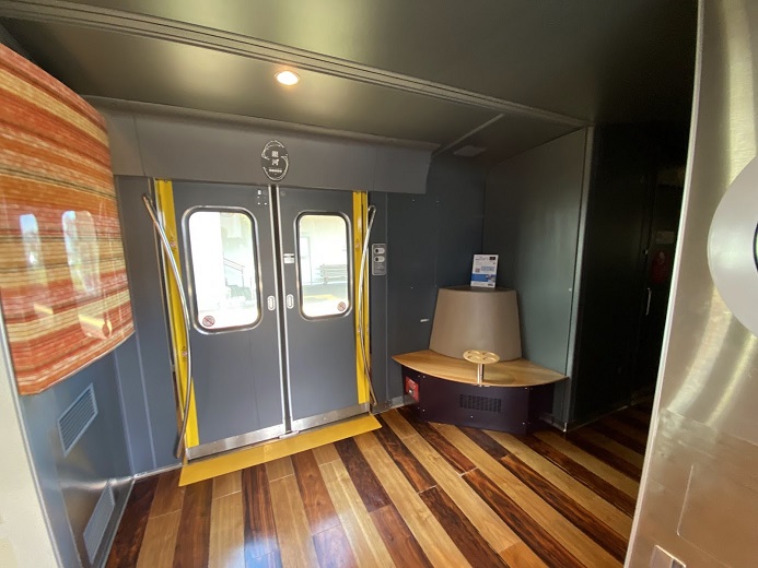 WEST EXPRESS銀河号2号車車内