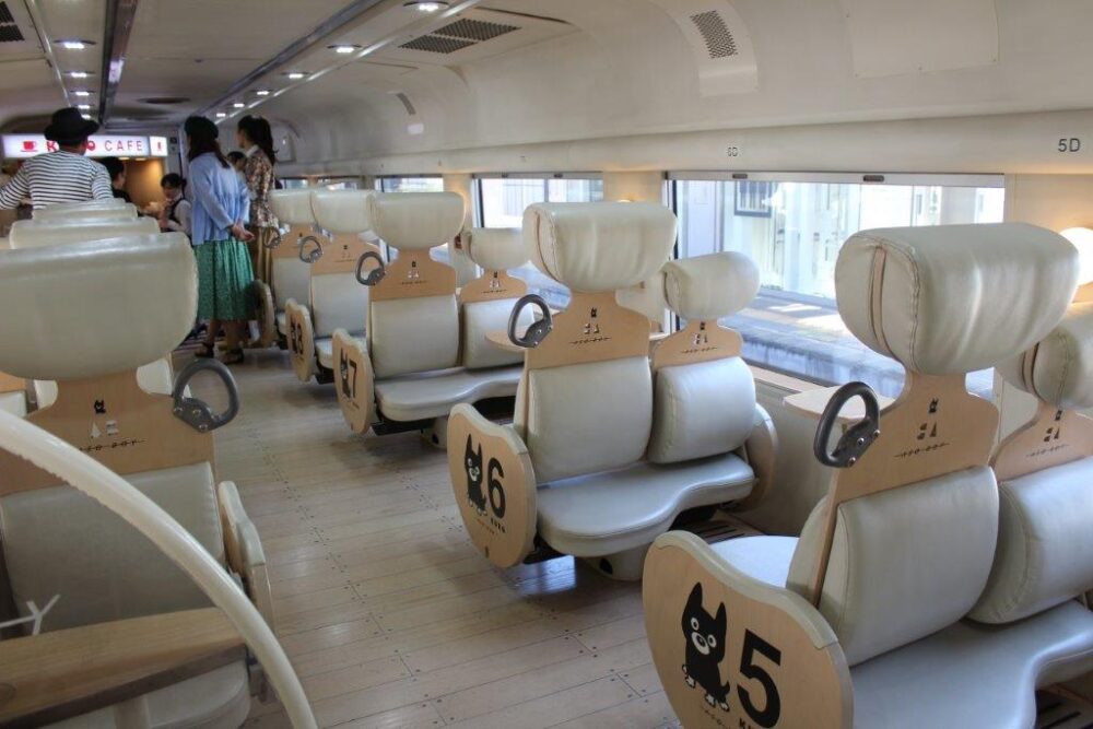あそぼーい!3号車車内