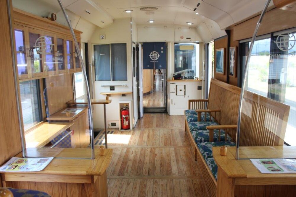 海幸山幸号車内