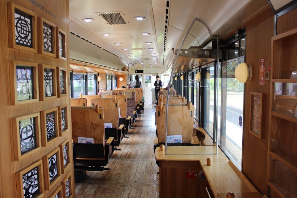 海幸山幸号車内