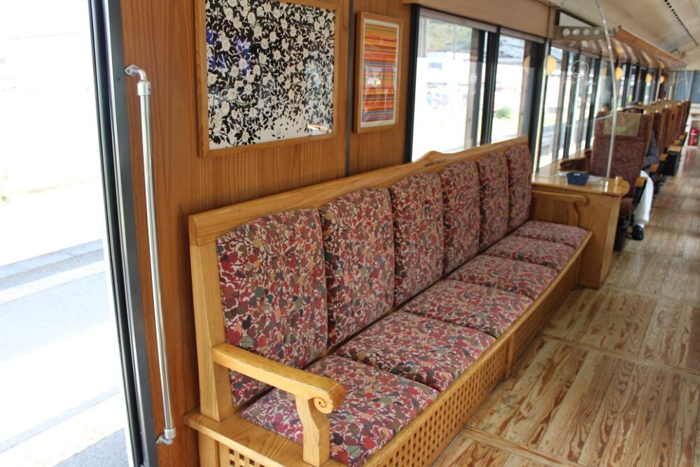 海幸山幸号車内