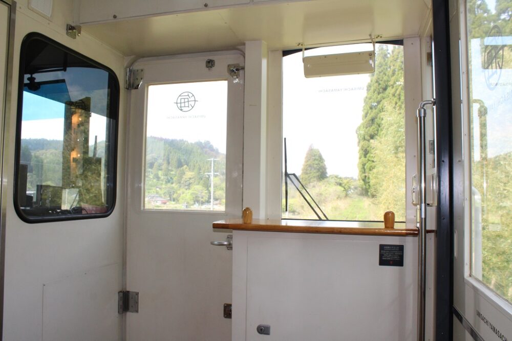 海幸山幸号車内