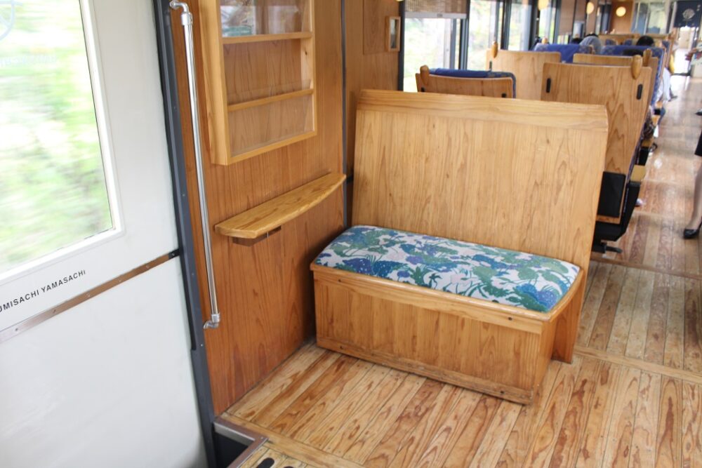 海幸山幸号車内