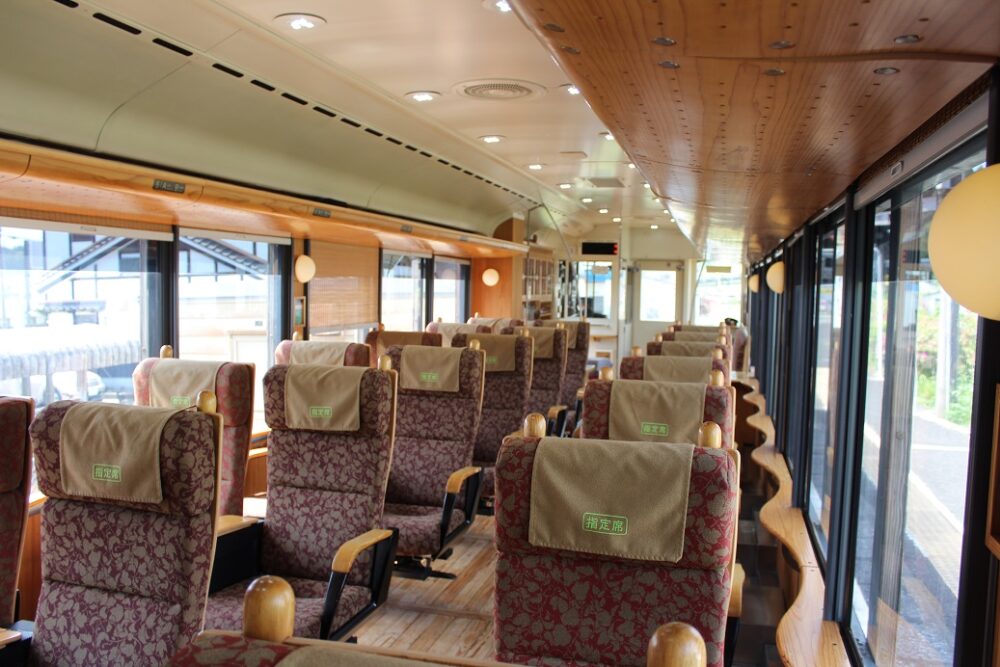 海幸山幸号車内