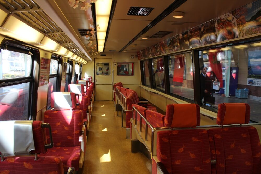 リゾート21キンメ電車車内