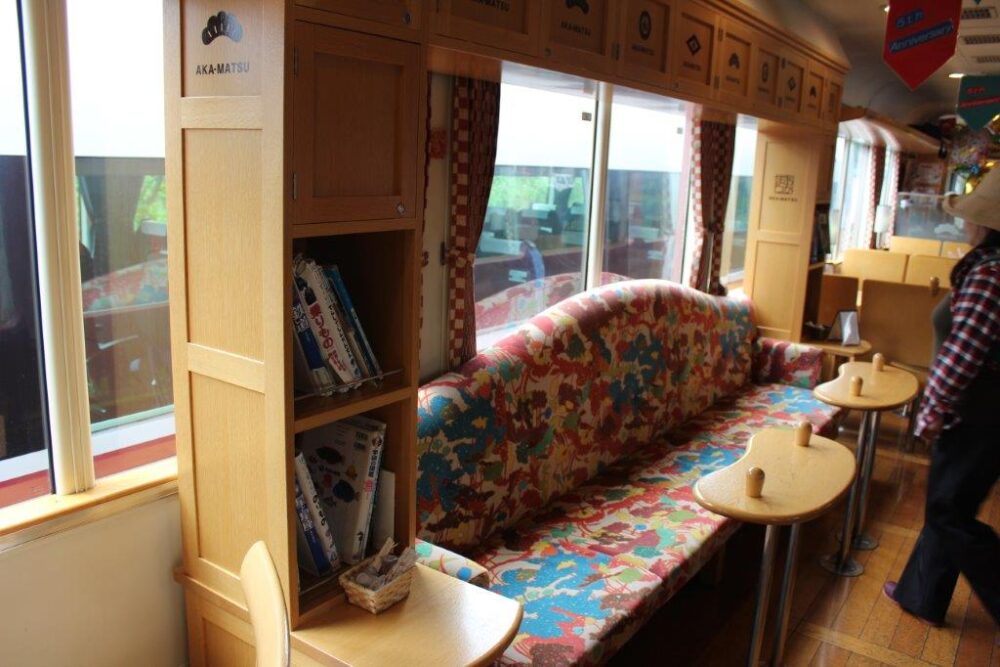 あかまつ号車内
