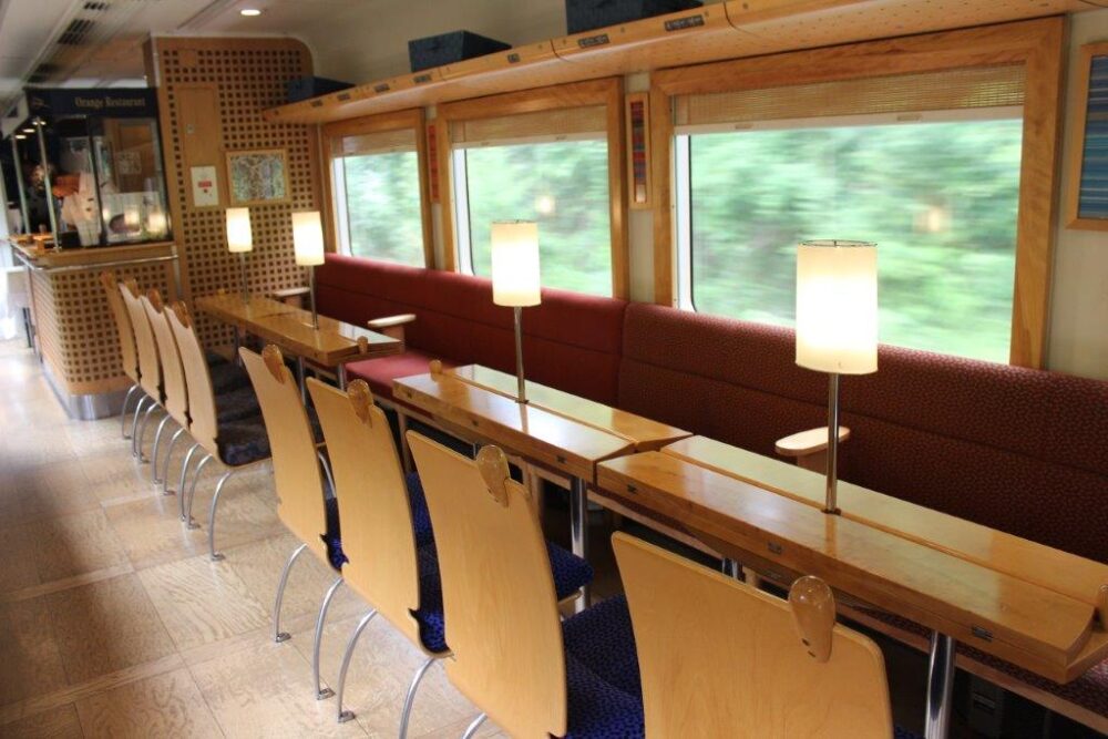 おれんじ食堂車内