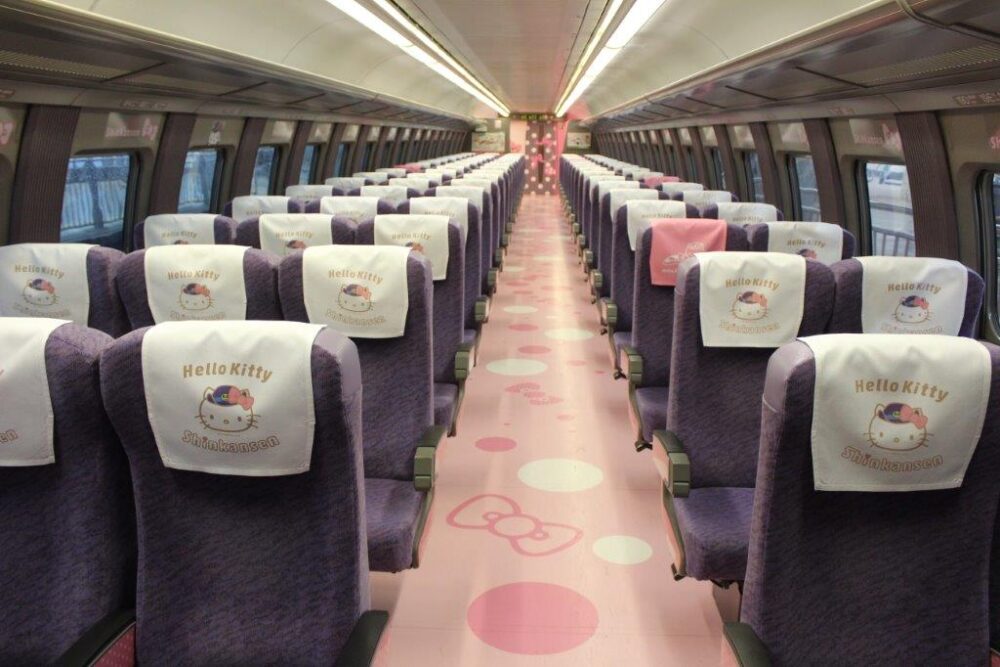 ハローキティ新幹線車内