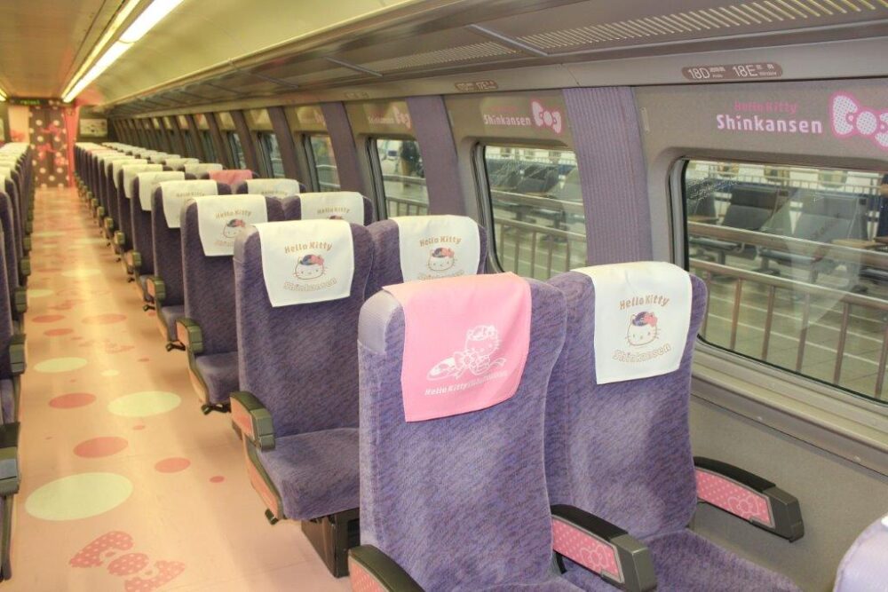 ハローキティ新幹線車内