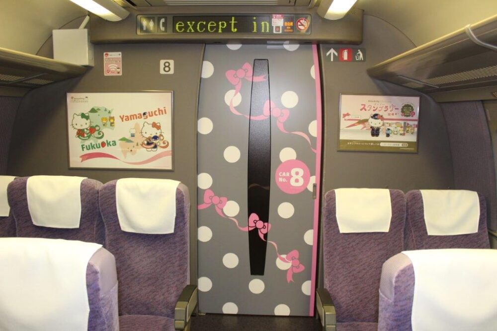 ハローキティ新幹線車内