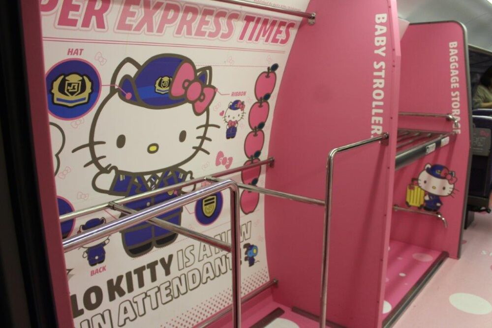 ハローキティ新幹線車内