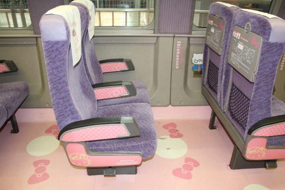 ハローキティ新幹線車内