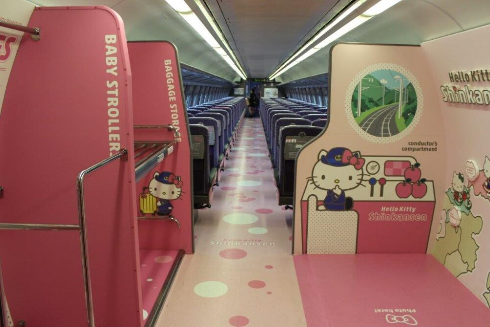 ハローキティ新幹線車内