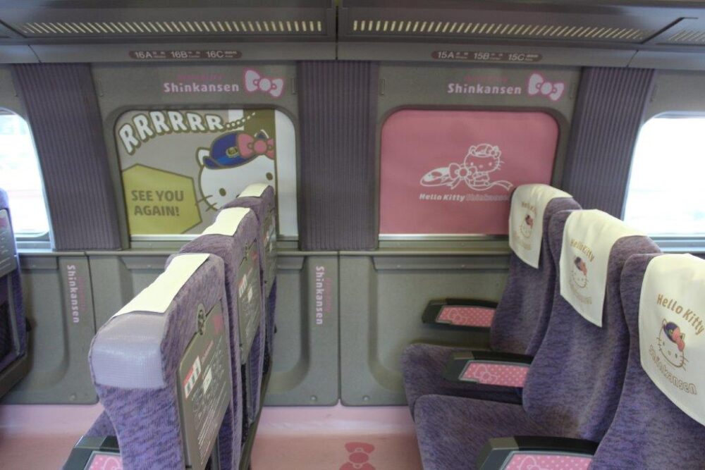 ハローキティ新幹線車内