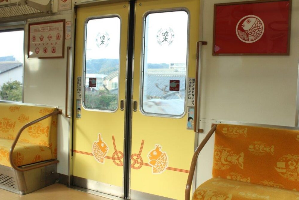 めでたいでんしゃなな車内
