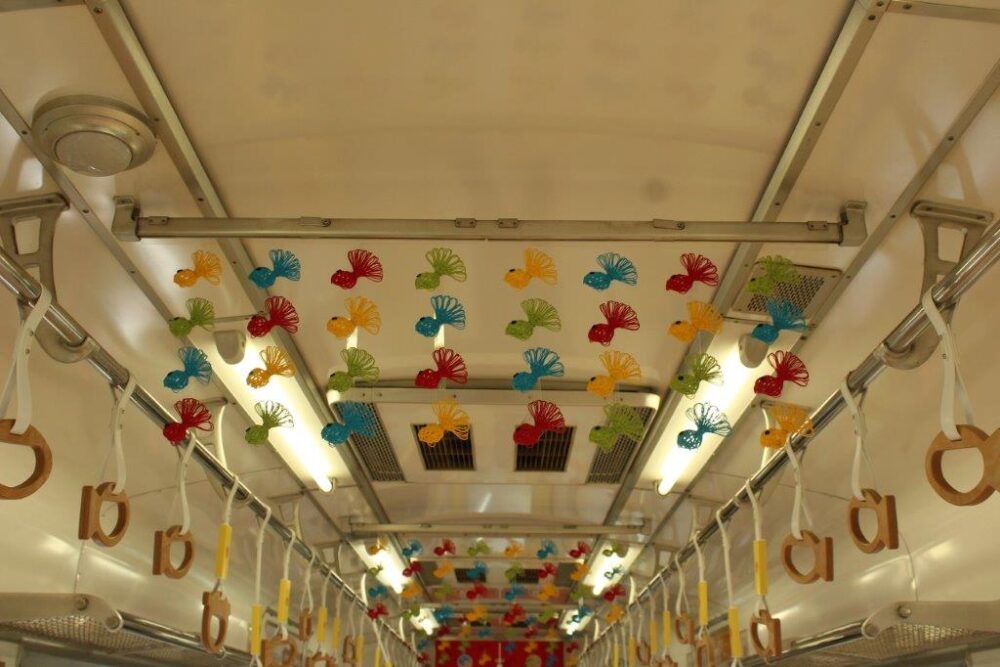 めでたいでんしゃなな車内