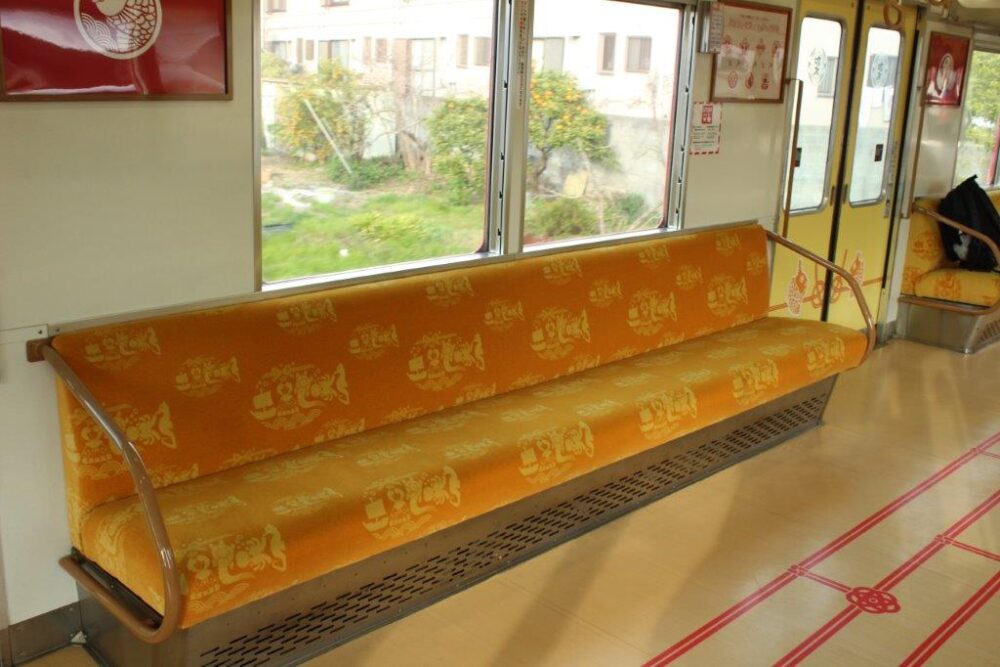 めでたいでんしゃなな車内