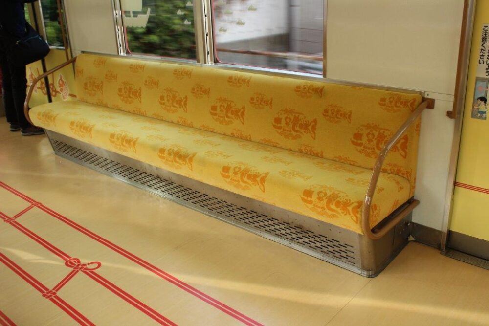 めでたいでんしゃなな車内