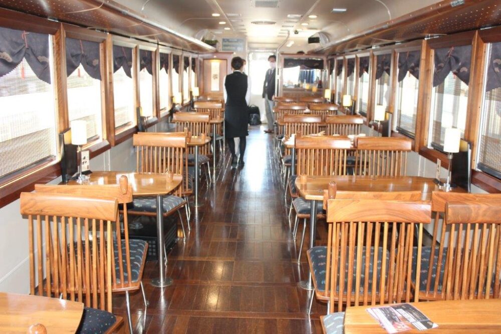 レストラン列車丹後くろまつ号車内