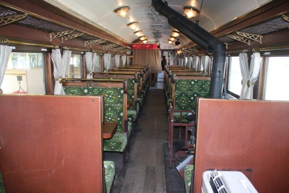 SL冬の湿原号車内