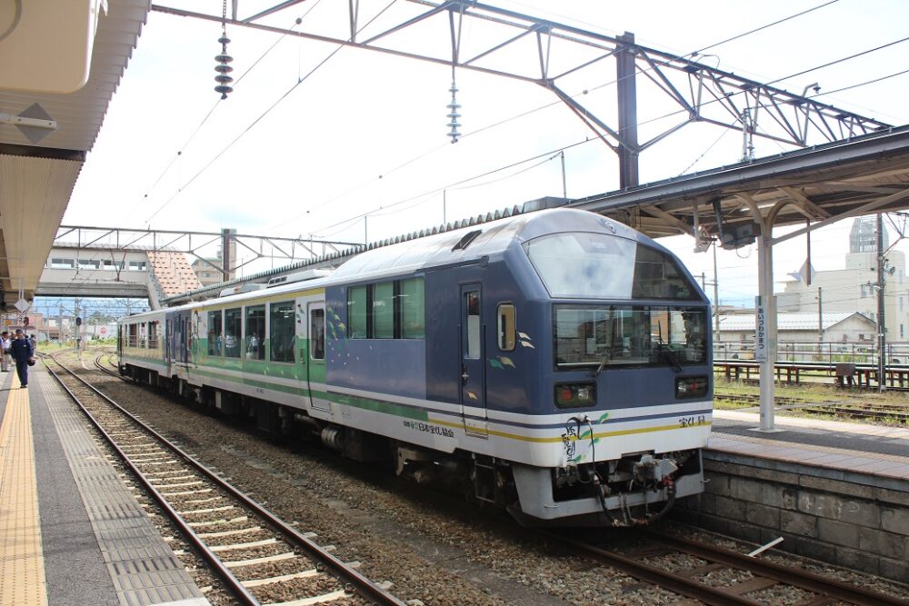 お座トロ展望列車