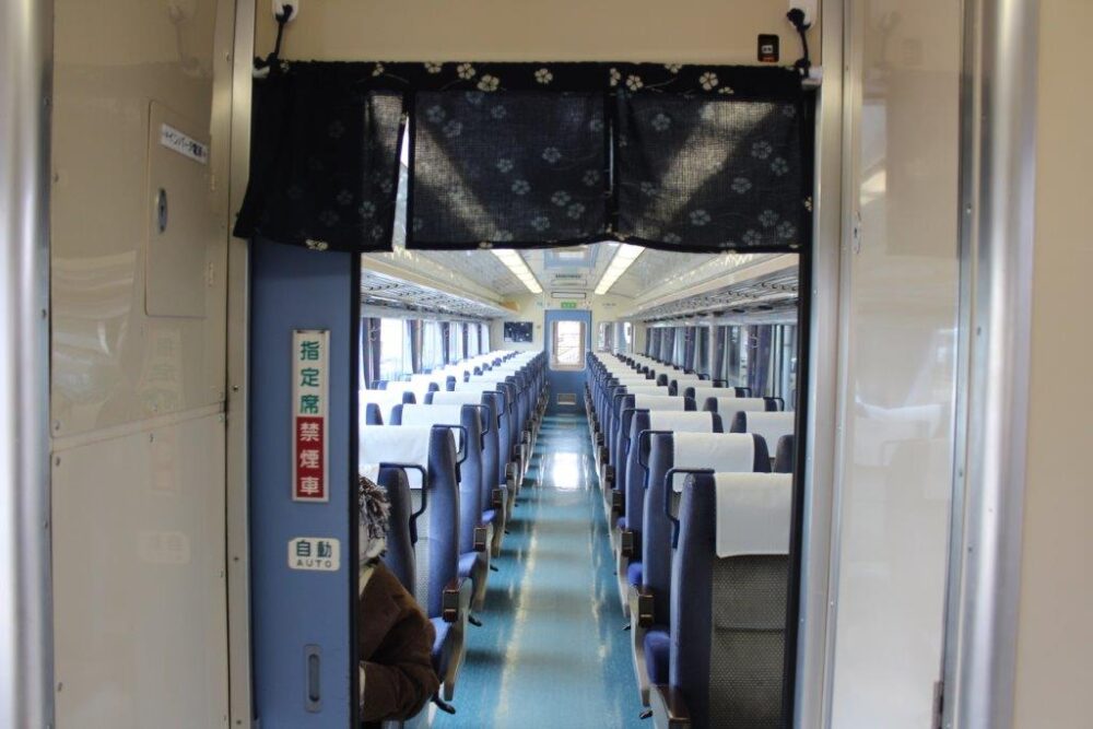 藍よしのがわトロッコ車内