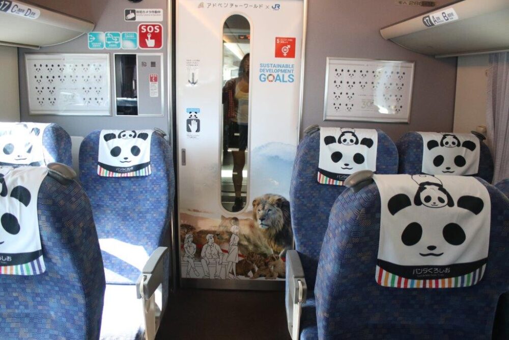 パンダくろしお車内