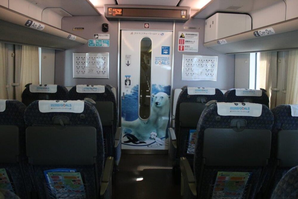 パンダくろしお車内