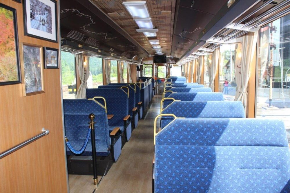 笑 EMI号車内