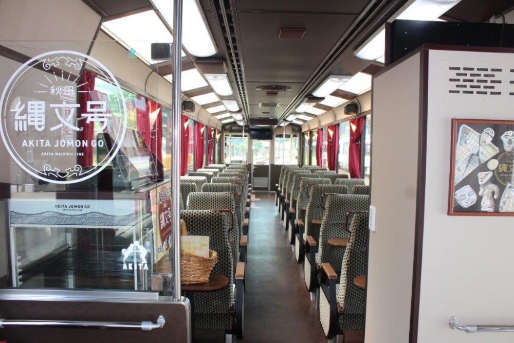 秋田縄文号車内