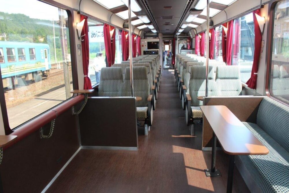 秋田縄文号車内