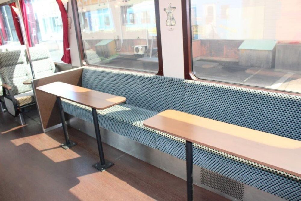 秋田縄文号車内