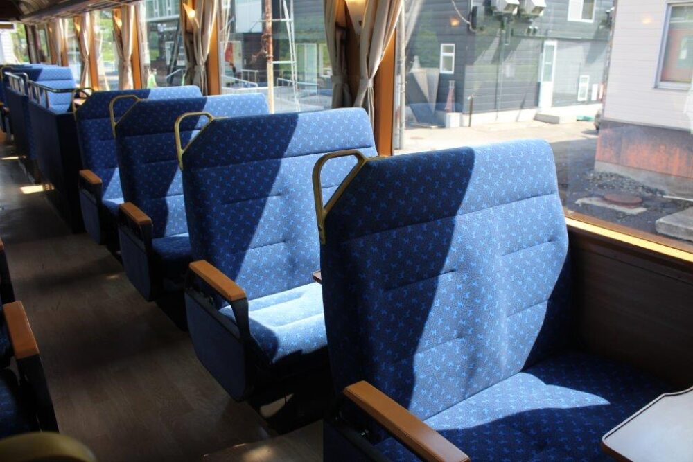 笑 EMI号車内