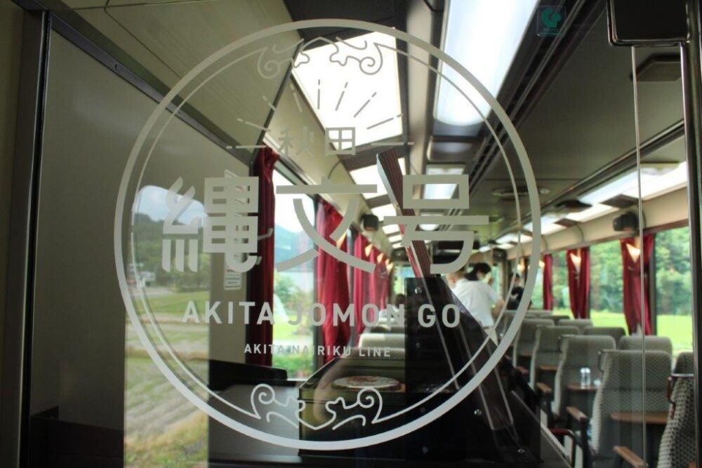 秋田縄文号車内