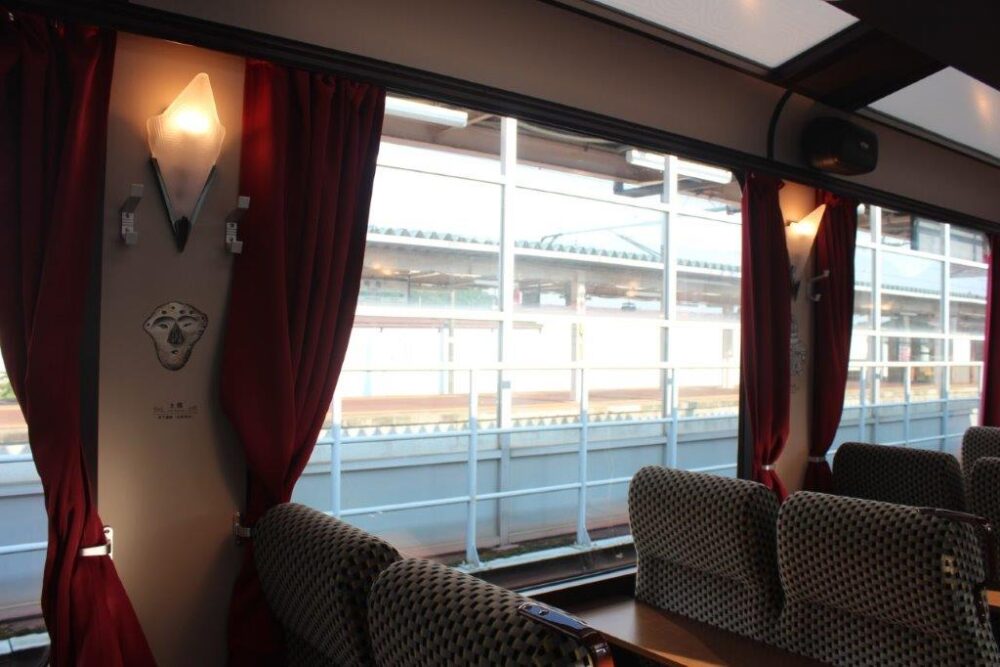 秋田縄文号車内
