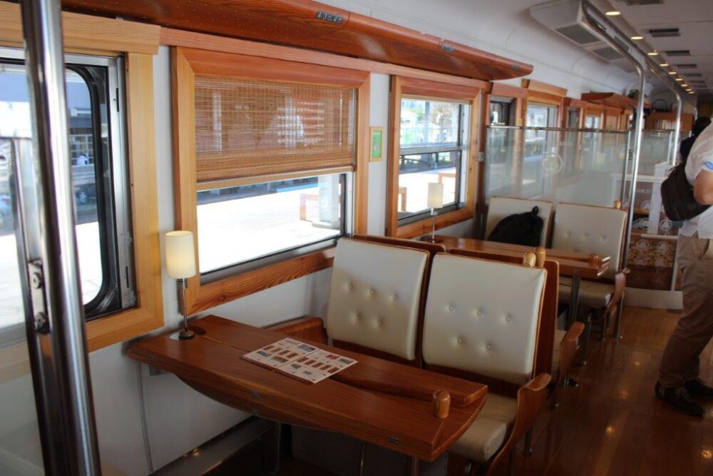 ろくもん号車内