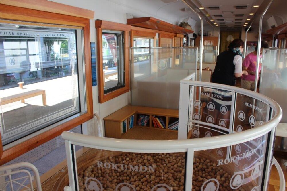 ろくもん号車内