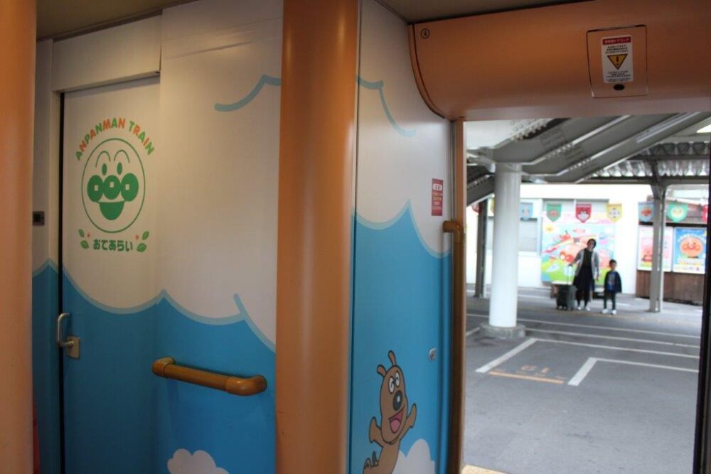 8000系アンパンマン列車