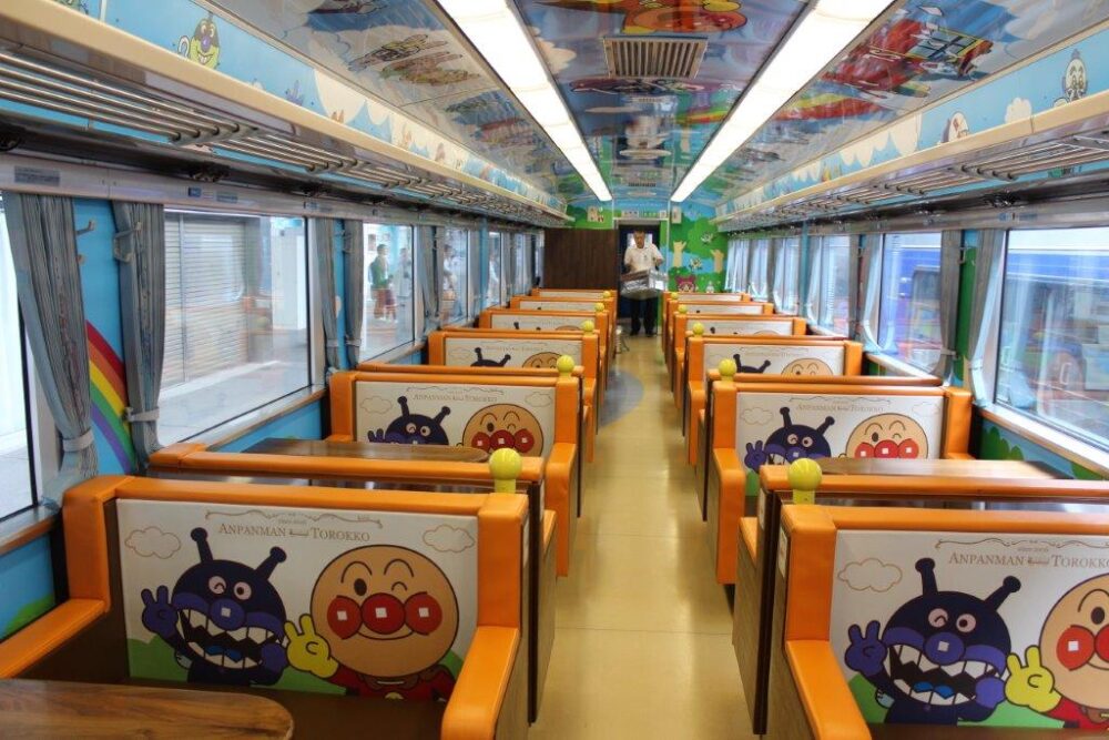 瀬戸大橋アンパンマントロッコ号車内