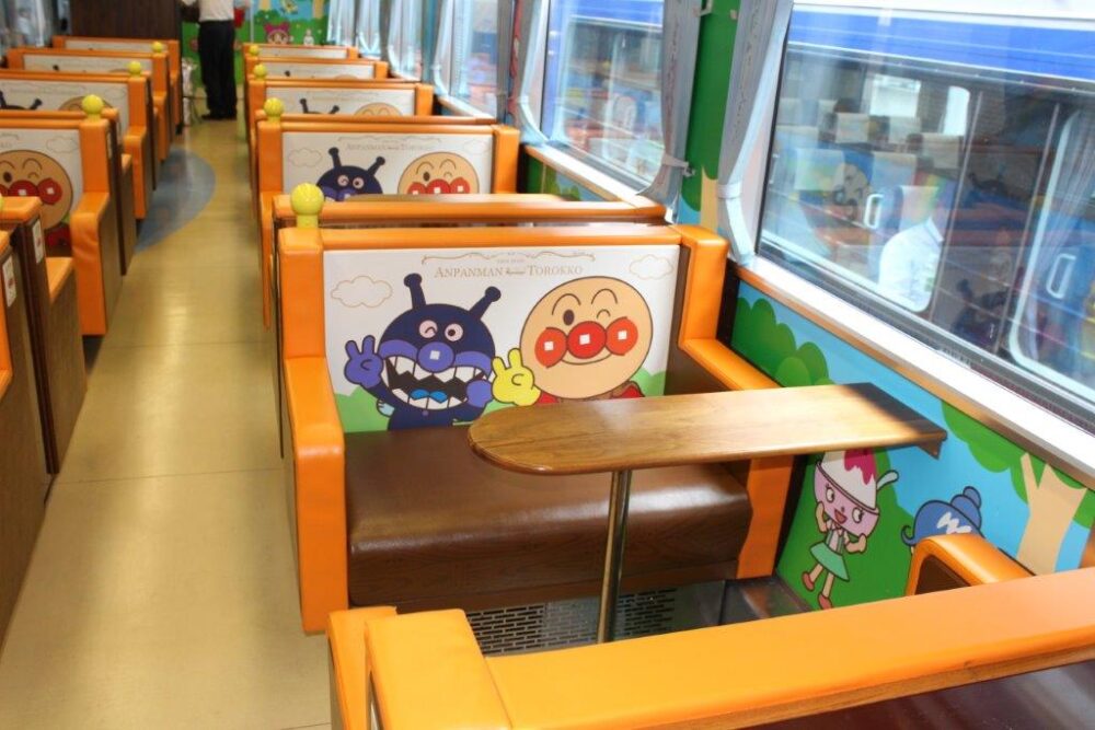 瀬戸大橋アンパンマントロッコ号車内