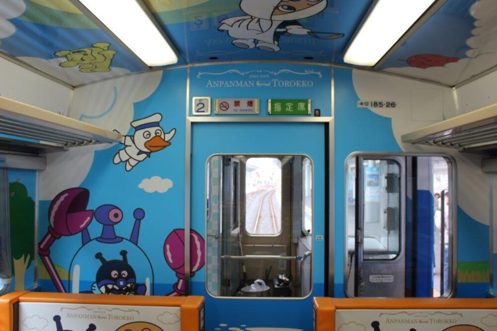 瀬戸大橋アンパンマントロッコ号車内