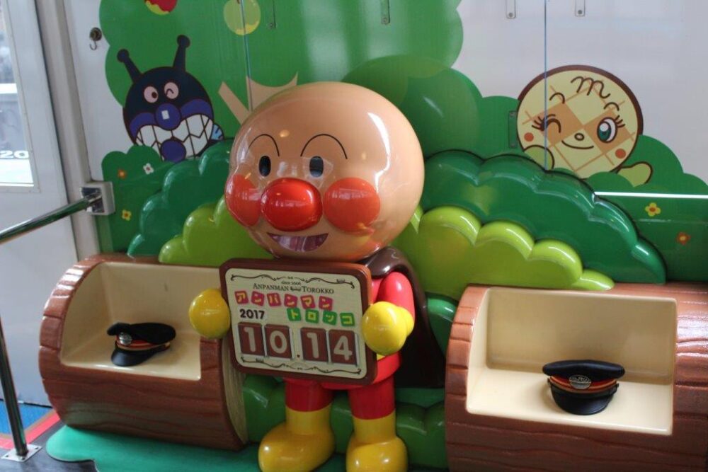 瀬戸大橋アンパンマントロッコ号車内