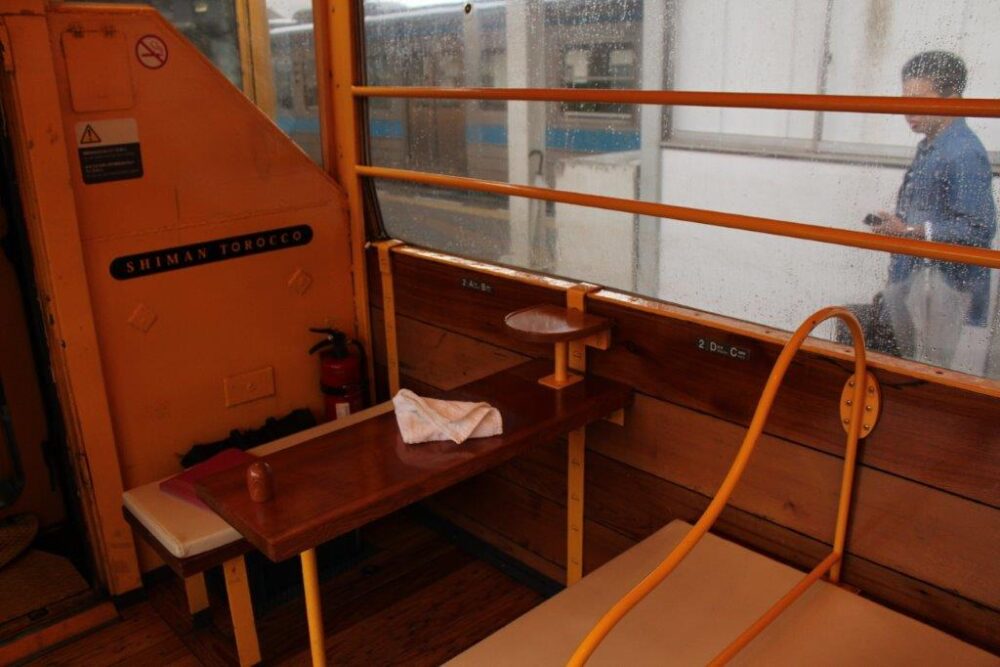 しまんトロッコ号車内