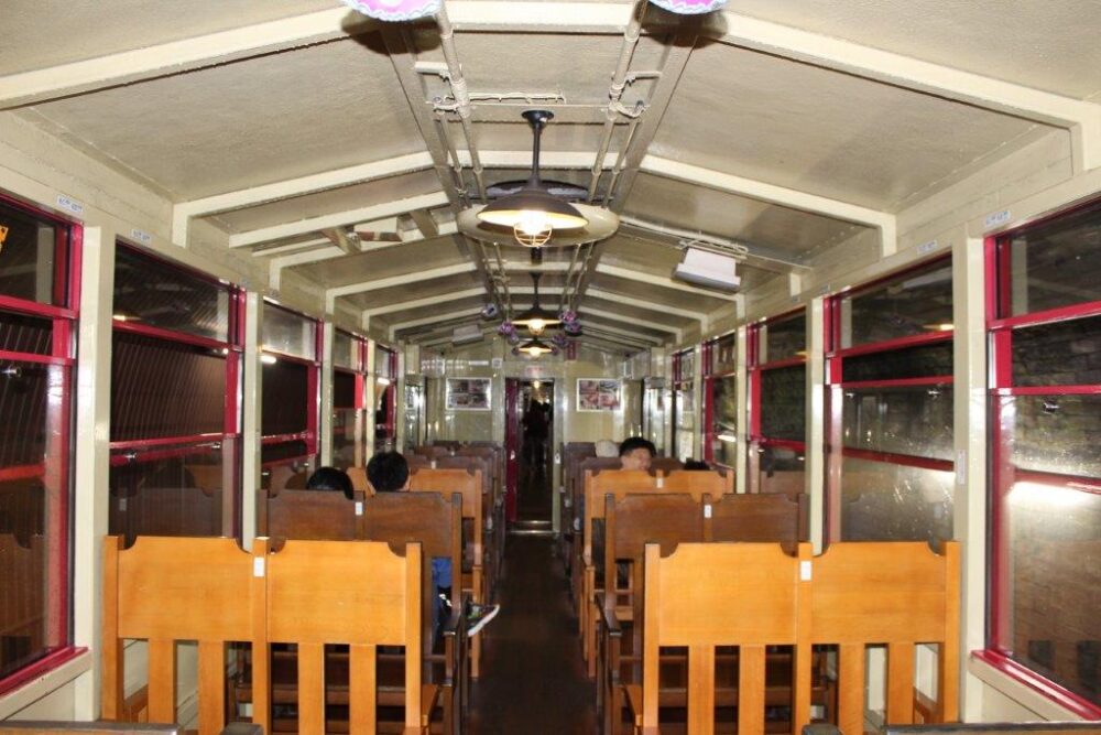 嵯峨野トロッコ列車車内