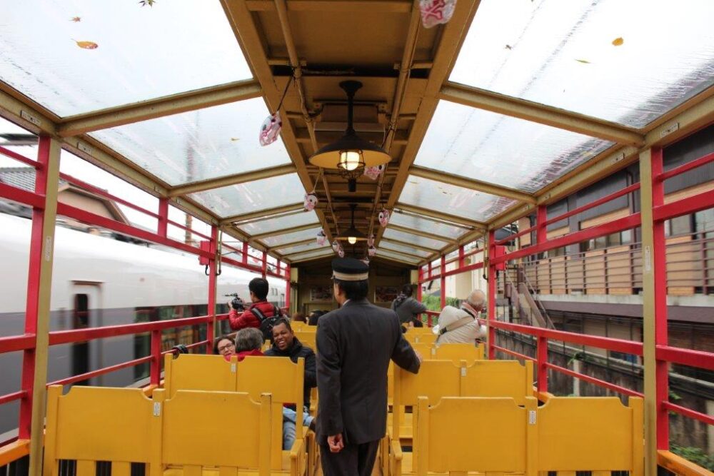 嵯峨野トロッコ列車車内