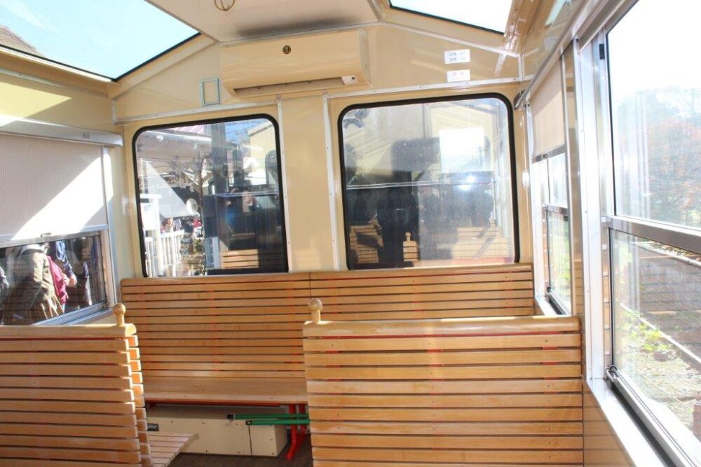 房総里山トロッコ号車内